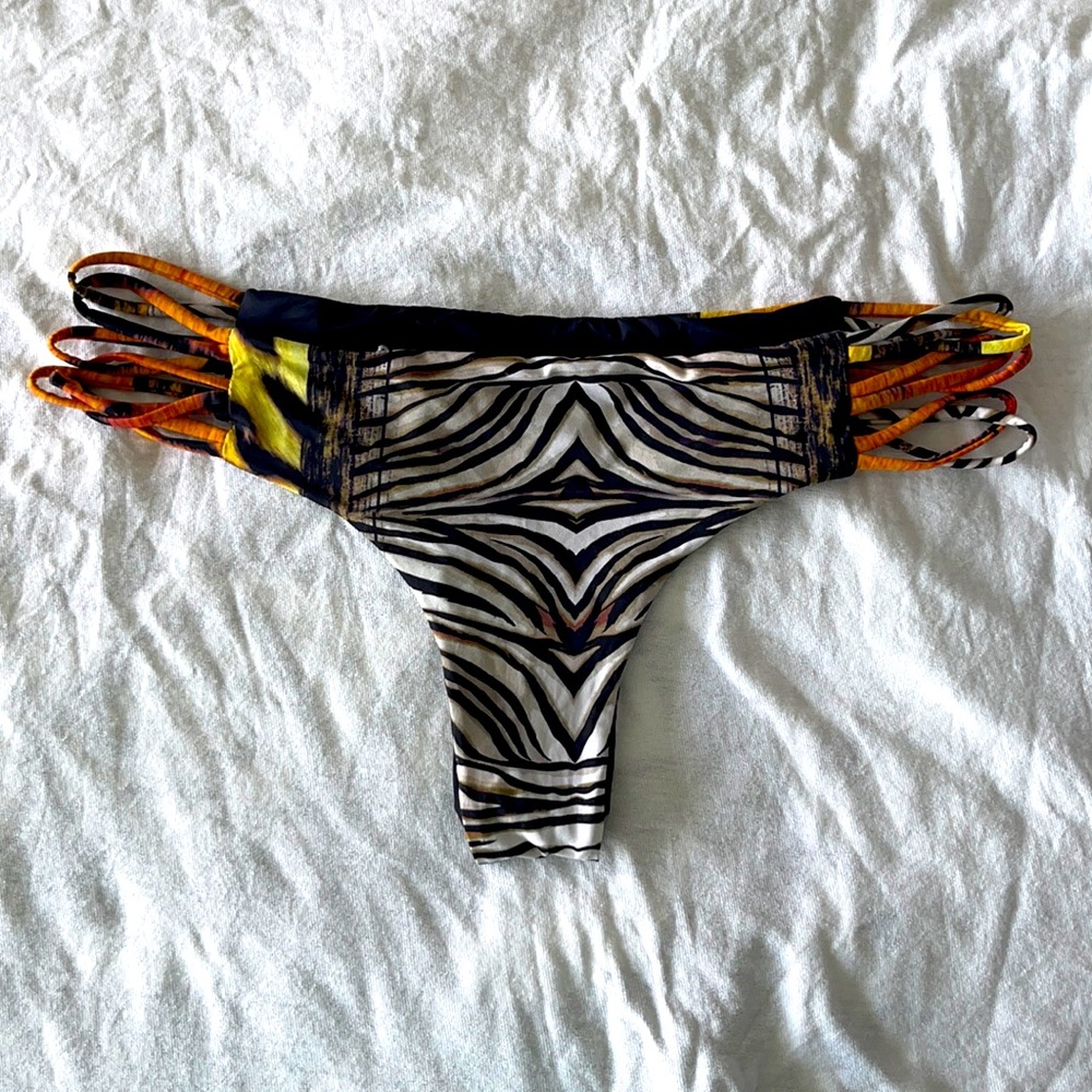 Reversible Black/Animal Print Bikini Bottom - San Lorenzo size L